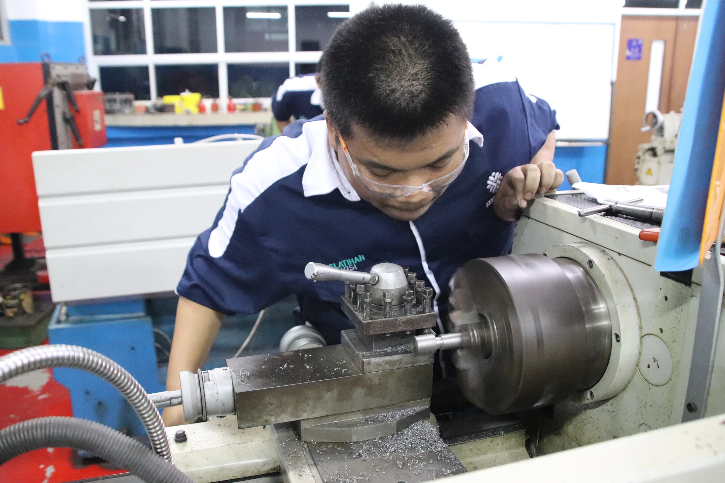 Operator Mesin Bubut dan Frais