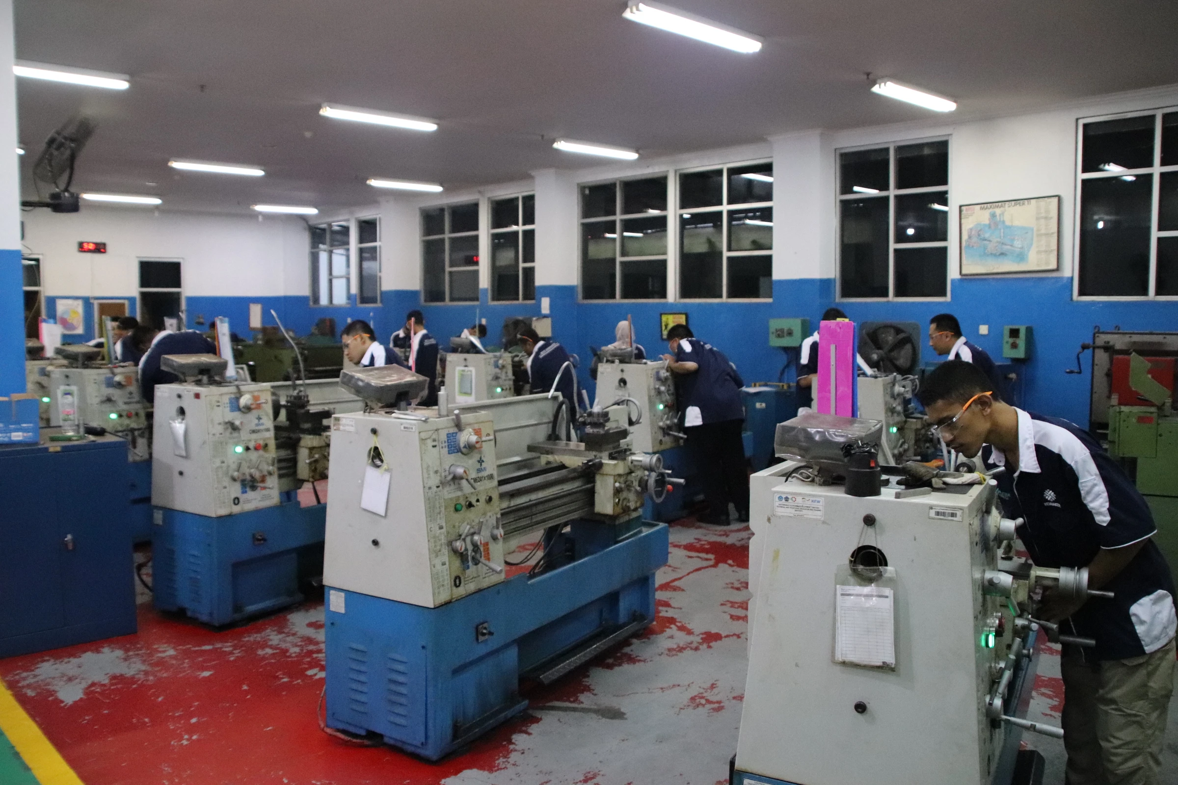 Operator Mesin CNC
