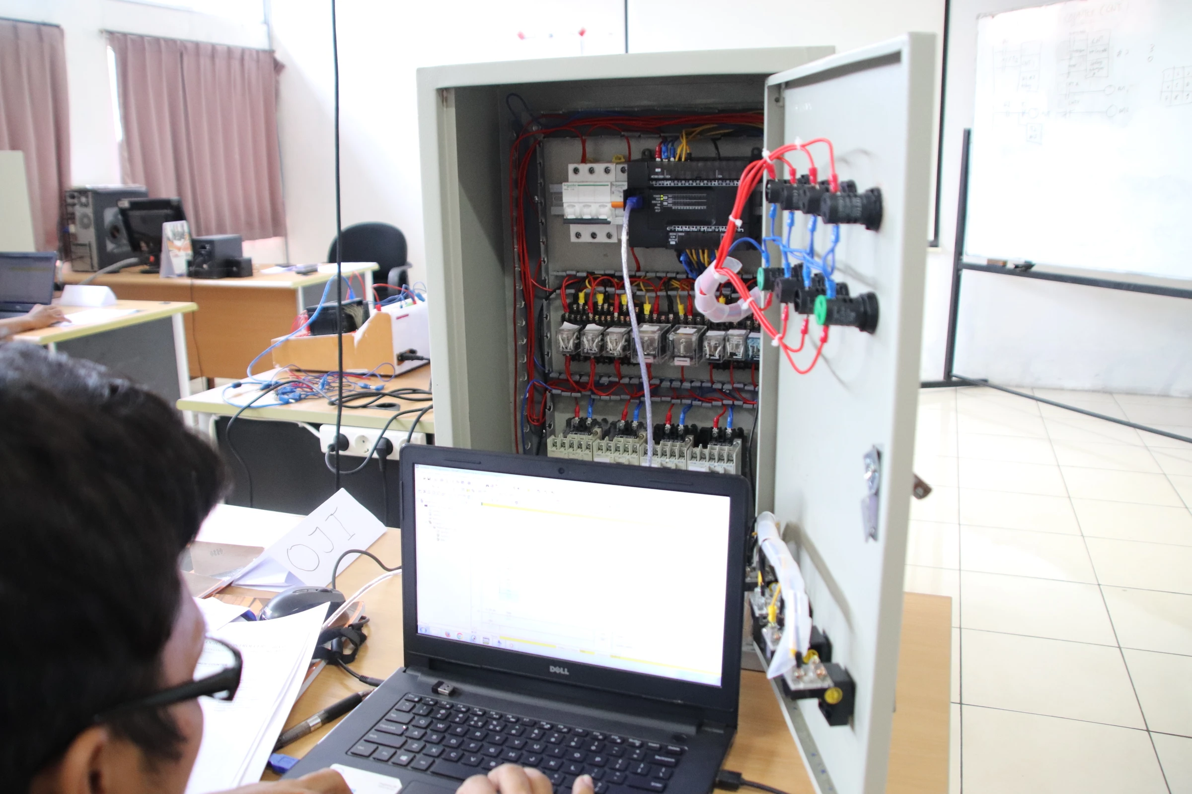 Operator Otomasi Industri Berbasis PLC